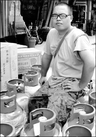 武大毕业生回乡做了5年送气工 自称无愧于校训